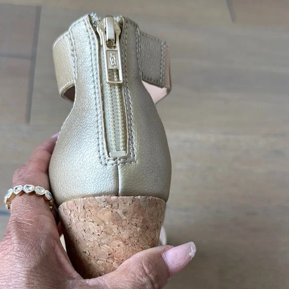 Elegant Gold Women's Sandal - Picture 5 of 11